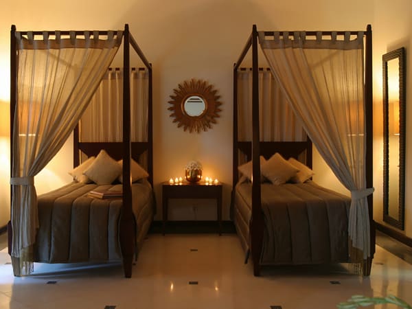 The Ylang Ylang - Twin bedroom with canopy